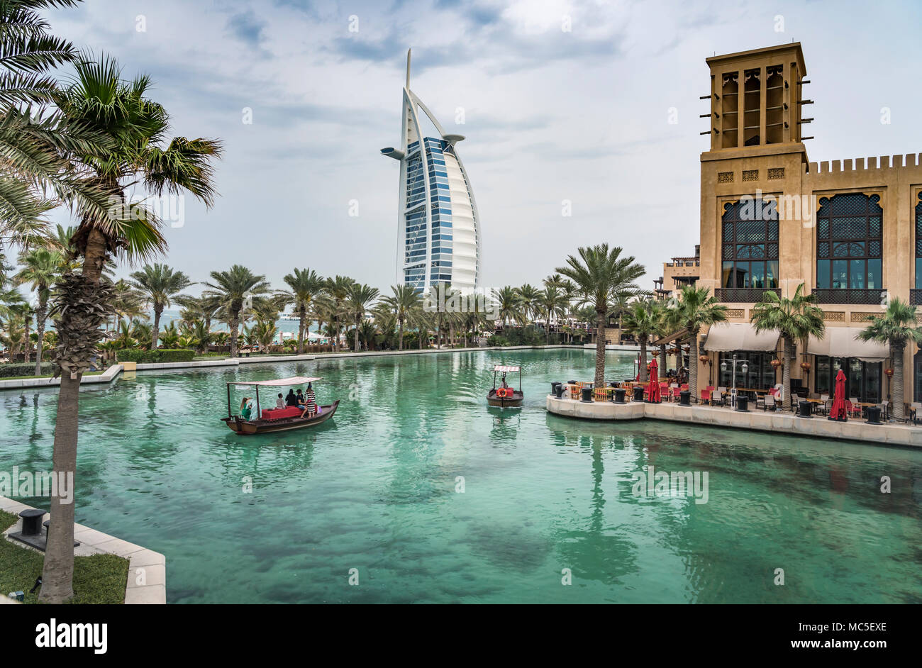 Abra bateaux dans les canaux du Souk Madinat Jumeirah à Dubaï, Émirats arabes unis, au Moyen-Orient. Banque D'Images