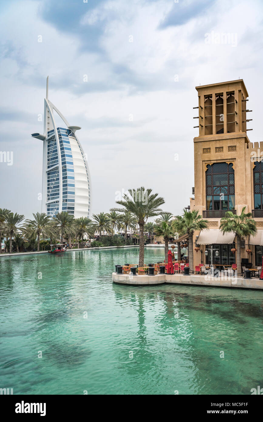 Abra bateaux dans les canaux du Souk Madinat Jumeirah à Dubaï, Émirats arabes unis, au Moyen-Orient. Banque D'Images