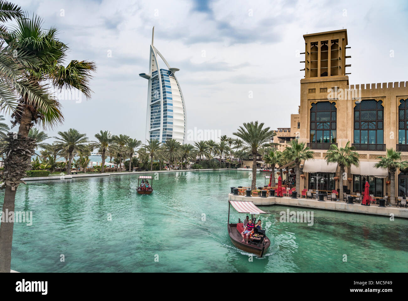 Abra bateaux dans les canaux du Souk Madinat Jumeirah à Dubaï, Émirats arabes unis, au Moyen-Orient. Banque D'Images