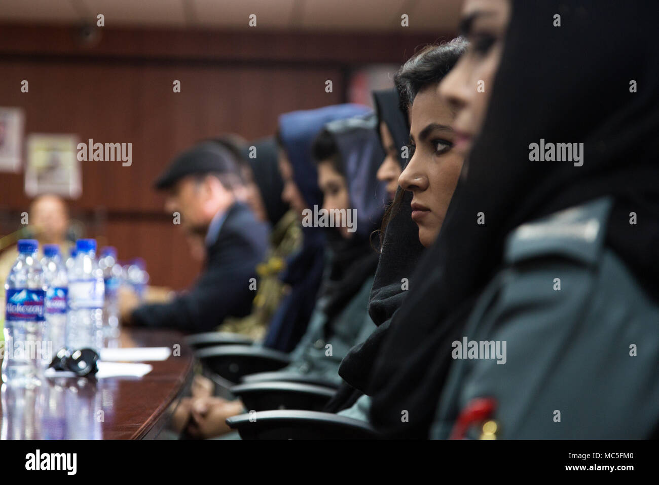 Les premières femmes officiers de police à assister à l'Commando d'unités spéciales de police' Première femme Foundation Course écouter la parole durant leur cérémonie de remise de diplômes à la Police Training Centre, Camp Wak, Kaboul, Afghanistan, 5 avril 2018. (U.S. Photo de l'armée par Austin T. Boucher) Banque D'Images