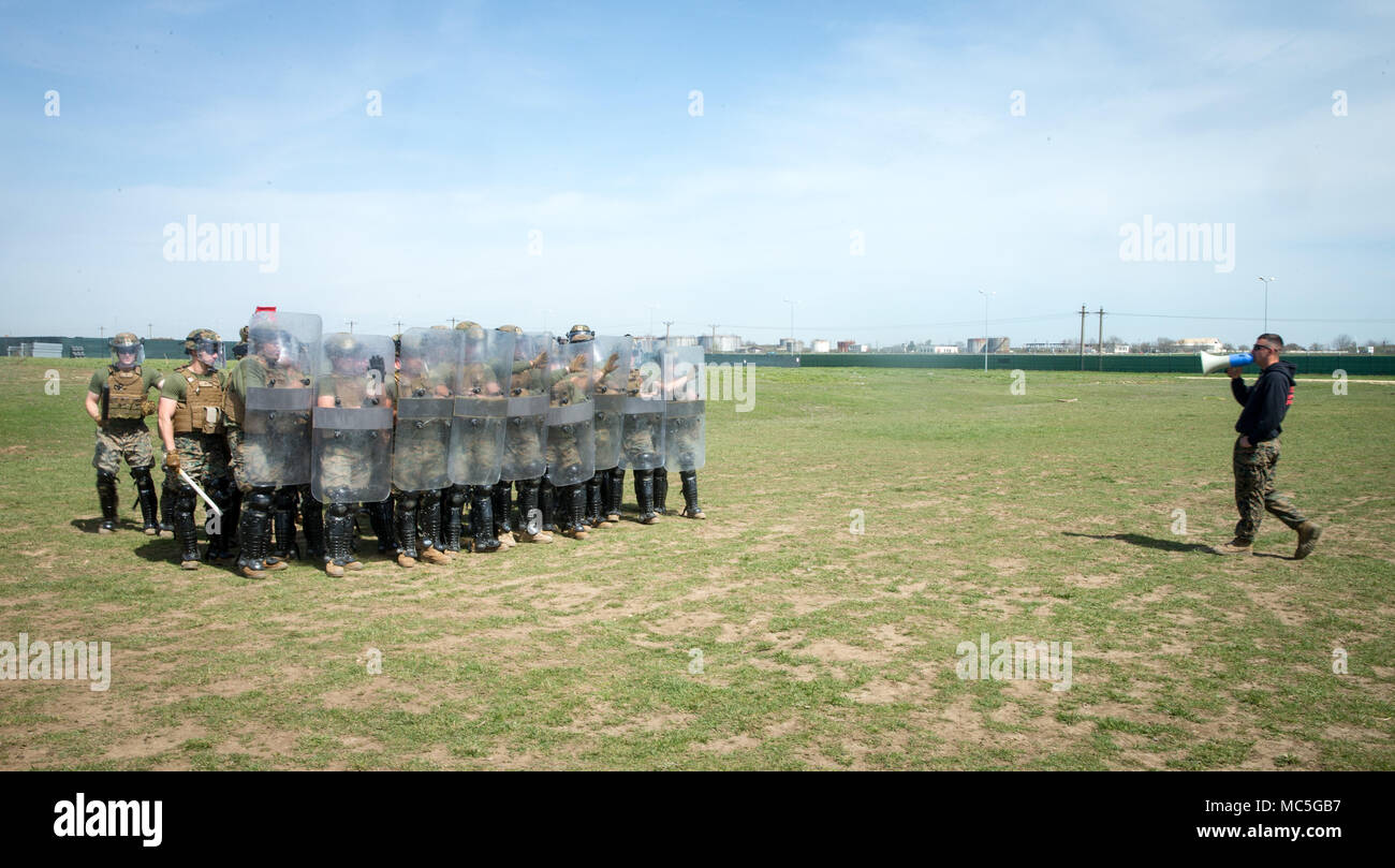 Les Marines américains, avec la Force de rotation de la mer Noire (BSRF) 18.1 pratique formations au cours d'une émeute d'armes non létales à bord du cours de la Base Aérienne de Mihail Kogalniceanu, la Roumanie, le 5 avril 2018. Marines avec BSRF 18.1 former avec les armes non létales pour construire l'ensemble du spectre de compétence d'escalade de la force. (U.S. Marine Corps photo par Lance Cpl. Angel D. Travis) Banque D'Images