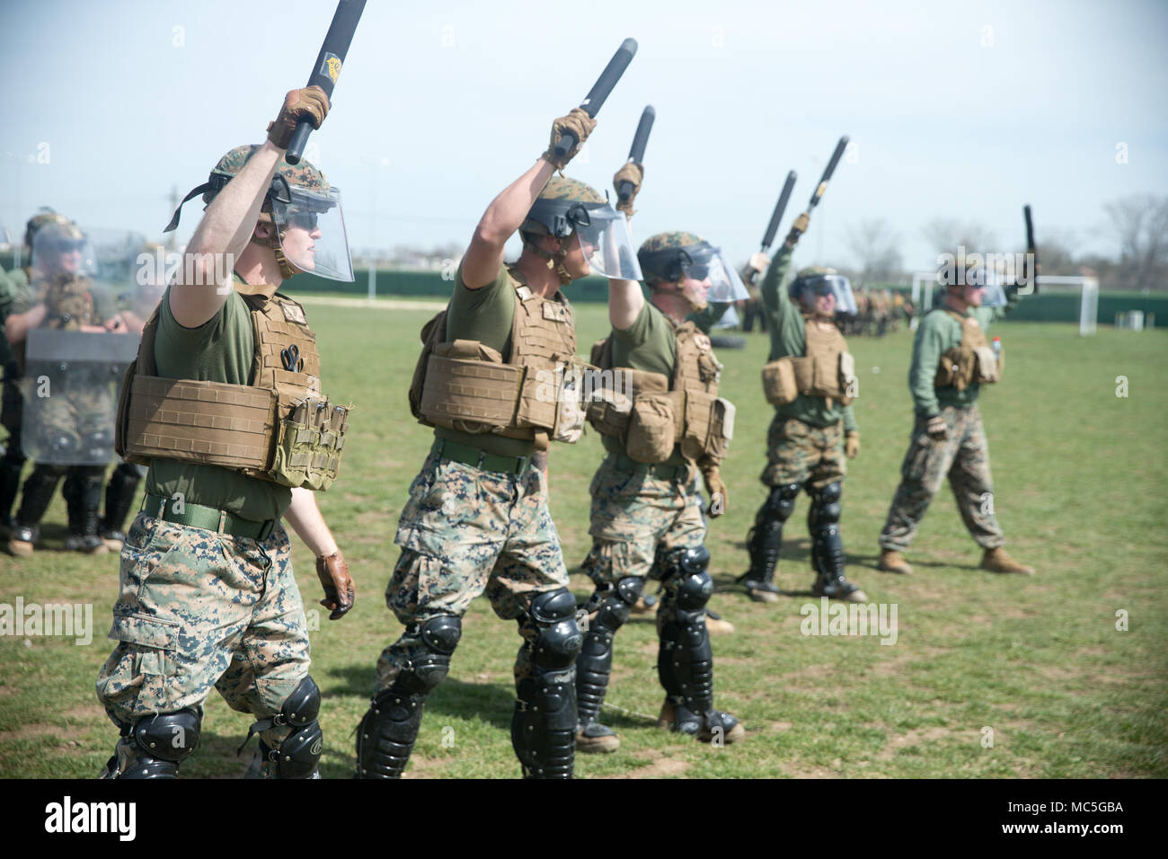 Les Marines américains, avec la Force de rotation de la mer Noire (BSRF) 18.1, montrer la force au cours d'une émeute au cours d'un exercice de formation cours d'armes non létales à bord de la Base Aérienne de Mihail Kogalniceanu, la Roumanie, le 5 avril 2018. Marines avec BSRF 18.1 former avec les armes non létales pour construire l'ensemble du spectre de compétence d'escalade de la force. (U.S. Marine Corps photo par Lance Cpl. Angel D. Travis) Banque D'Images