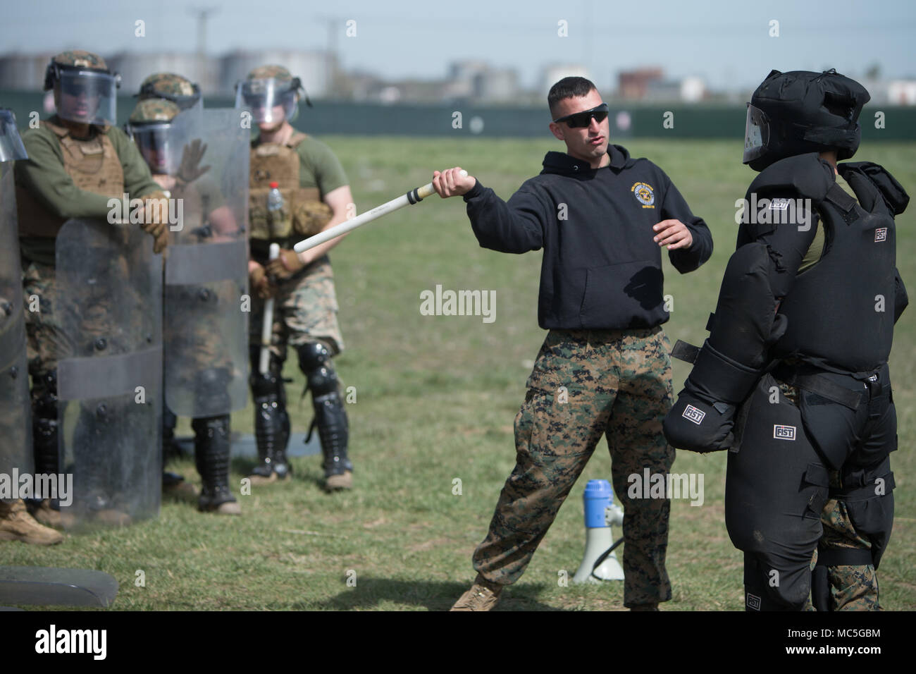 Les Marines américains, avec la Force de rotation de la mer Noire (BSRF) 18.1, apprendre les techniques de bâton lors d'un cours d'armes non létales à bord de la Base Aérienne de Mihail Kogalniceanu, la Roumanie, le 5 avril 2018. Marines avec BSRF 18.1 former avec les armes non létales pour construire l'ensemble du spectre de compétence d'escalade de la force. (U.S. Marine Corps photo par Lance Cpl. Angel D. Travis) Banque D'Images