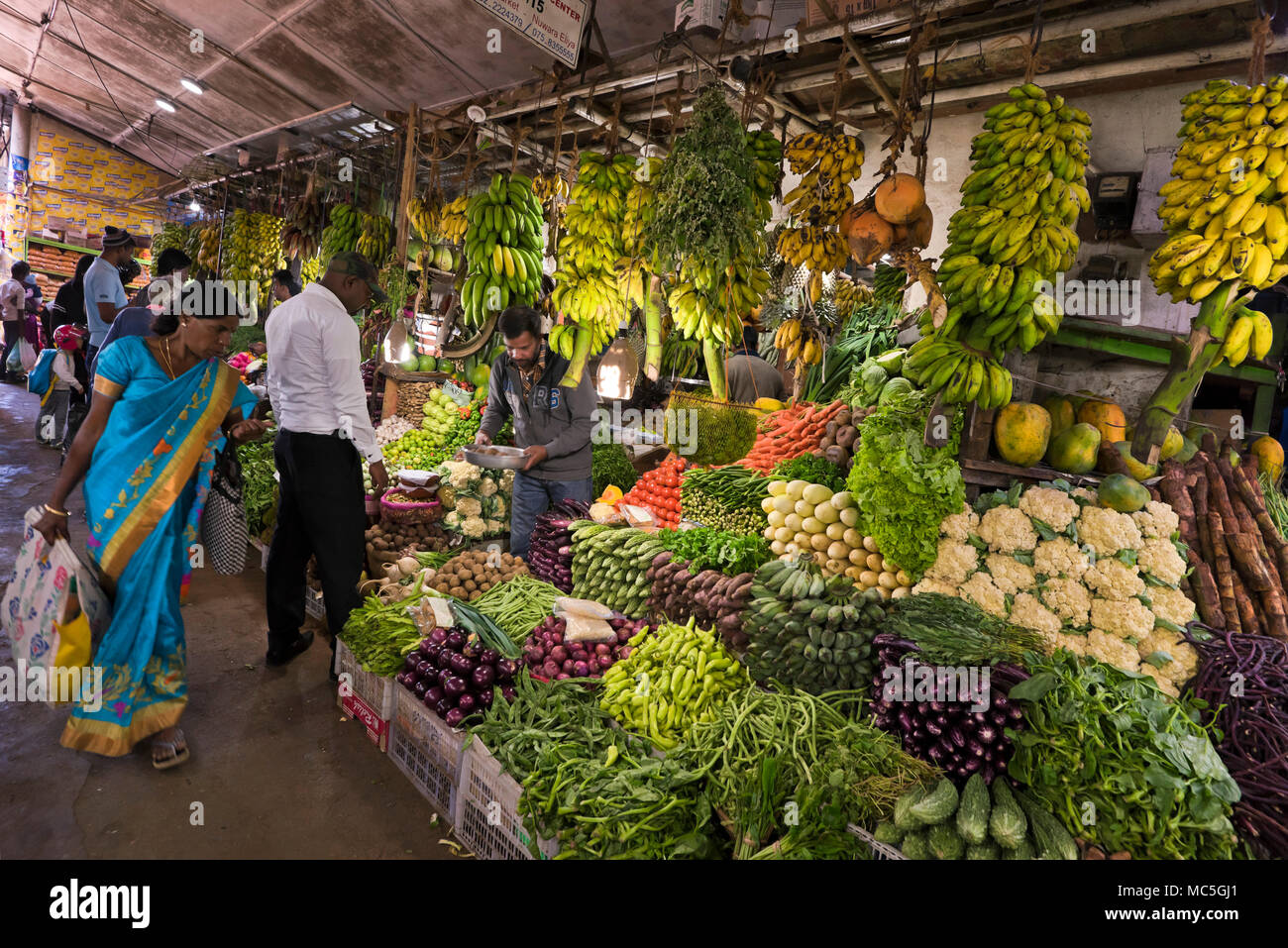 Vue horizontale du marché central des fruits et légumes à Nuwara Eliya, Sri Lanka. Banque D'Images