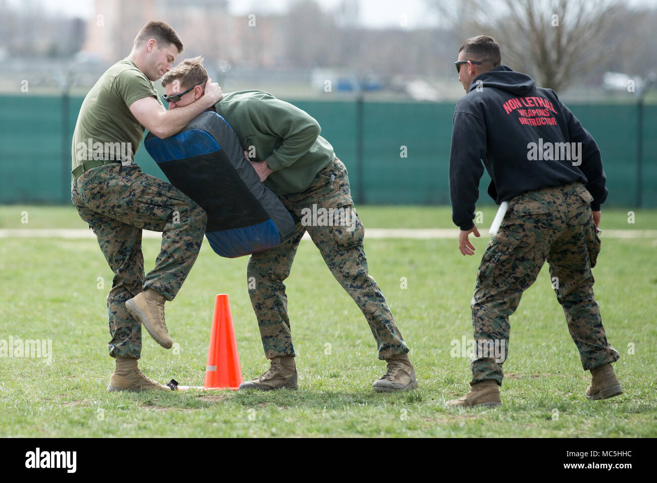 Les Marines américains, avec la Force de rotation de la mer Noire (BSRF) 18.1, exécuter l'oléorésine capsicum partie des armes non létales à bord du cours de la Base Aérienne de Mihail Kogalniceanu, Roumanie, 6 avril 2018. Marines avec BSRF 18.1 former avec les armes non létales pour construire l'ensemble du spectre de compétence d'escalade de la force. (U.S. Marine Corps photo de LCpl. Angel D. Travis) Banque D'Images