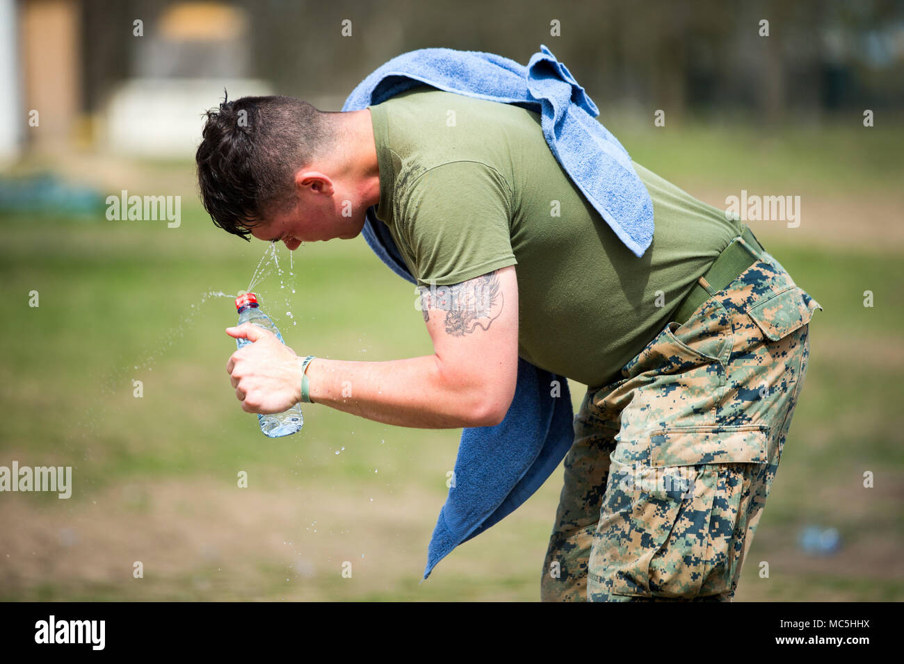 Corps des Marines des États-Unis Le Cpl. Nicholas R. Brandly, un missile antichar homme avec la Force de rotation de la mer Noire (BSRF) 18.1, verse de l'eau sur son visage après avoir été pulvérisés avec de l'aérosol capsique pendant un cours d'armes non létales à la base aérienne de Mihail Kogalniceanu, Roumanie, 6 avril 2018. Marines avec BSRF 18.1 former avec les armes non létales pour construire l'ensemble du spectre de compétence d'escalade de la force. (U.S. Marine Corps photo de LCpl. Angel D. Travis) Banque D'Images