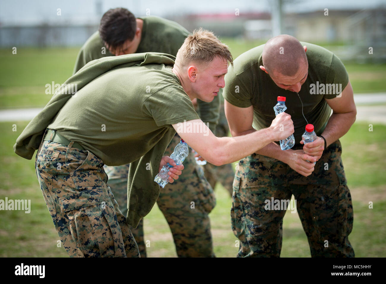 Les Marines américains avec la Force de rotation de la mer Noire (BSRF) 18.1 aider les uns les autres après avoir été pulvérisés avec de l'aérosol capsique pendant un cours d'armes non létales à la base aérienne de Mihail Kogalniceanu, Roumanie, 6 avril 2018. Marines avec BSRF 18.1 former avec les armes non létales pour construire l'ensemble du spectre de compétence d'escalade de la force. (U.S. Marine Corps photo de LCpl. Angel D. Travis) Banque D'Images