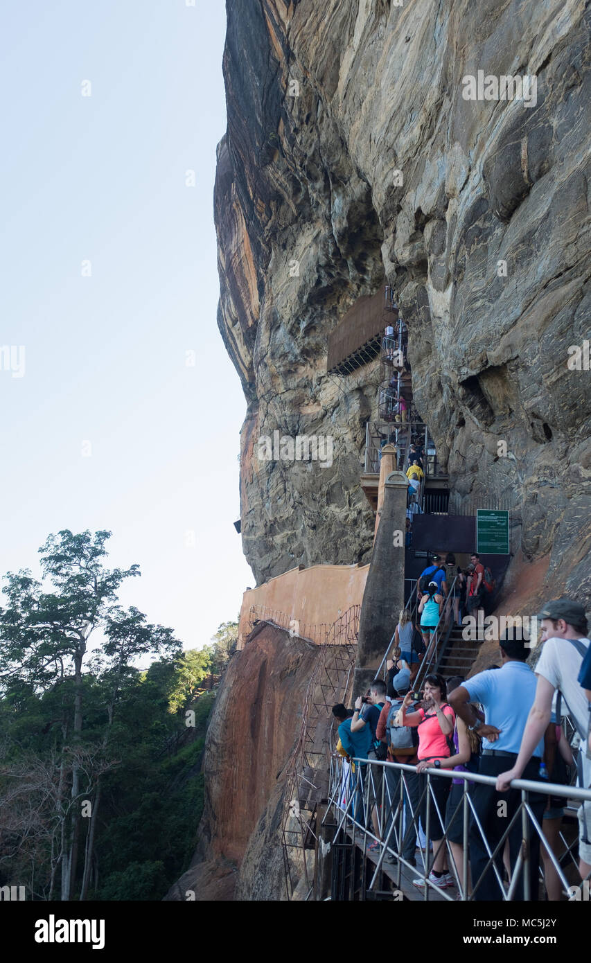 Les touristes dans les escaliers de la forteresse du Rocher de Sigiriya, la Province du Centre, au Sri Lanka, en Asie. Banque D'Images