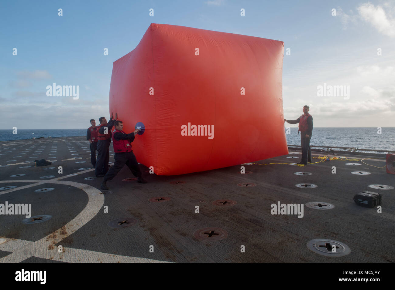 180406-HD110-N-0219 de l'OCÉAN PACIFIQUE (6 avril 2018) Les marins à bord de la classe de Harpers Ferry landing ship dock amphibie USS Pearl Harbor (LSD 52) gonfler une tomate 'killer', une grande cible flottante gonflable, avant d'effectuer un exercice de tir réel. Pearl Harbor est actuellement en cours au large de la côte de la Californie du Sud la conduite des opérations d'entraînement de routine. (U.S. Photo par marine Spécialiste de la communication de masse Seaman Danielle Baker/libérés) Banque D'Images