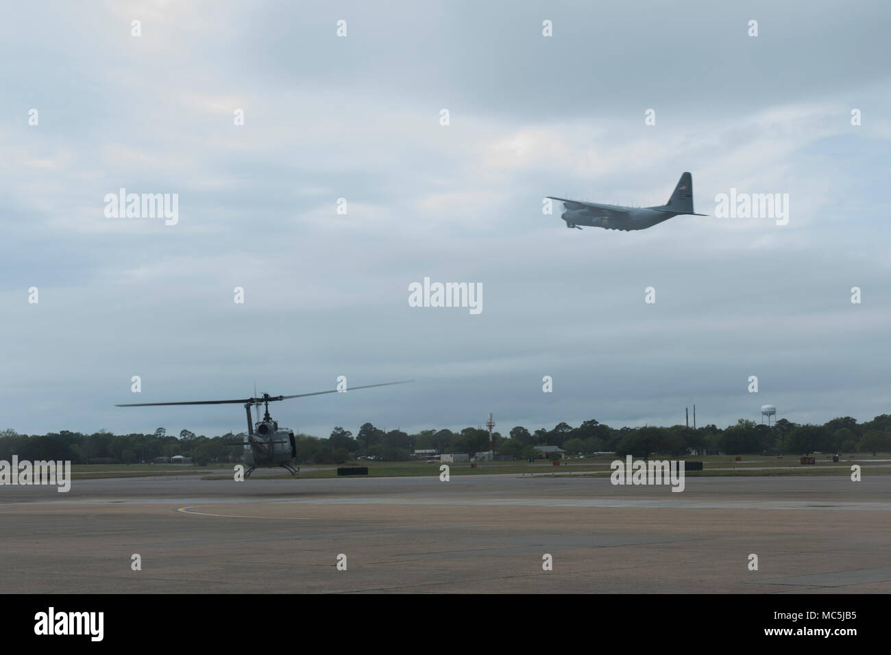 Un E-1H hélicoptère et MC-130 Commando II de congés pour les vols d'encouragement au cours de Pathways to Blue 6 avril 2018, sur la base aérienne de Keesler, Mississippi. Les cadets ont reçu une orientation vol le long avec des réunions d'information sur les opérations de vol et technique à l'appui de l'Armée de l'air La diversité du programme Feuille de route stratégique. L'événement a fourni plus de 280 cadets de 15 collèges et universités ont l'occasion de recevoir des démonstrations pratiques des différents champs professionnels. (U.S. Photo de l'Armée de l'air par la Haute Airman Travis Beihl) Banque D'Images