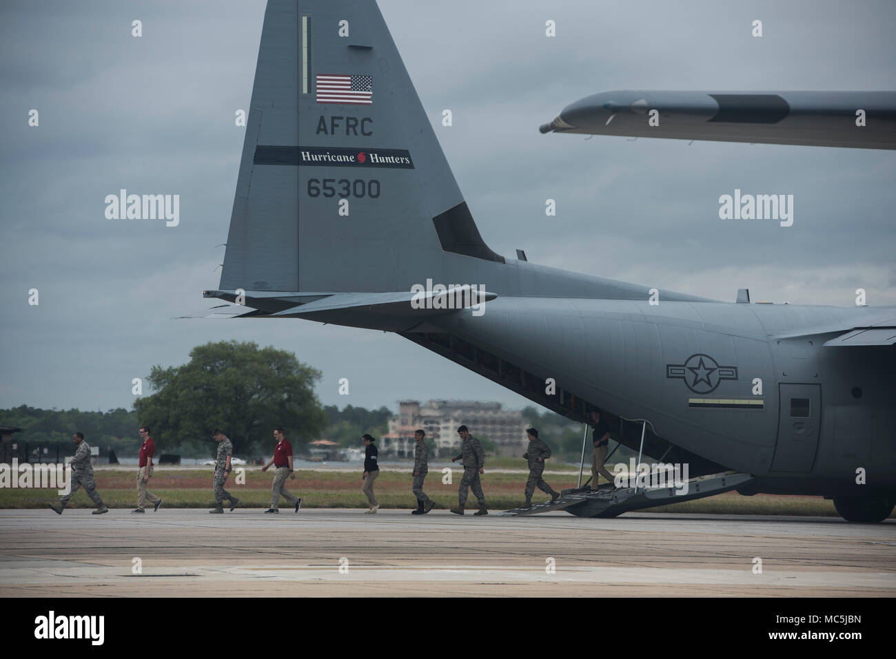 ROTC de l'Armée de l'air cadets décharger d'un MC-130J Commando II après avoir reçu une incitation au cours du vol vers le 6 avril, 2018 bleu, sur la base aérienne de Keesler, Mississippi. Les cadets ont reçu une orientation vol le long avec des réunions d'information sur les opérations de vol et technique à l'appui de l'Armée de l'air La diversité du programme Feuille de route stratégique. L'événement a fourni plus de 280 cadets de 15 collèges et universités ont l'occasion de recevoir des démonstrations pratiques des différents champs professionnels. (U.S. Photo de l'Armée de l'air par la Haute Airman Travis Beihl) Banque D'Images