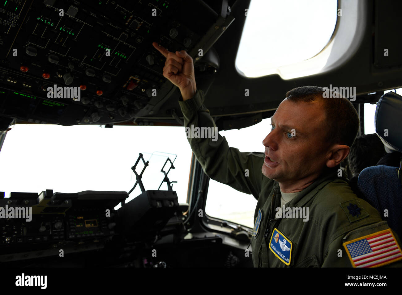 Boeing C-17 Globemaster III est un avion de transport militaire développé par McDonnell Douglas et propulsé par quatre turboréacteurs Pratt et Whitney F117-PW-100 pour le transport aérien stratégique et tactique. L'image d'archives documente les procédures de prévol à la base interarmées de Charleston, en Caroline du Sud, le 6 avril 2018, marquant la transition de la 145e escadre de transport aérien du C-130 Hercules à la plate-forme C-17. Banque D'Images