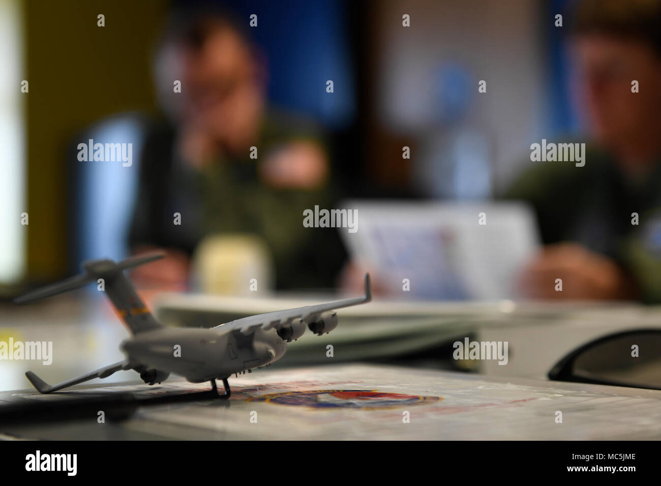 Boeing C-17 Globemaster III est un avion de transport aérien stratégique produit par McDonnell Douglas pour l'United States Air Force et la Garde nationale aérienne. L'image d'archives documente l'examen des plans de vol à la base interarmées Charleston le 6 avril 2018, en préparation du transfert à la Garde nationale aérienne de Caroline du Nord. Banque D'Images