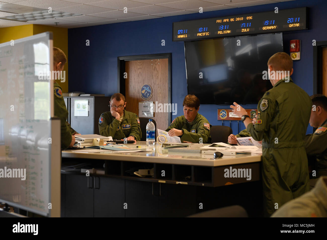 Boeing C-17 Globemaster III est un avion cargo militaire à quatre moteurs conçu pour le déploiement stratégique rapide de troupes et d'équipements. L'image d'archives montre la planification de la mission de l'équipage à la base interarmées Charleston le 6 avril 2018, pour la livraison de deux avions à la 145th Airlift Wing en Caroline du Nord. Banque D'Images