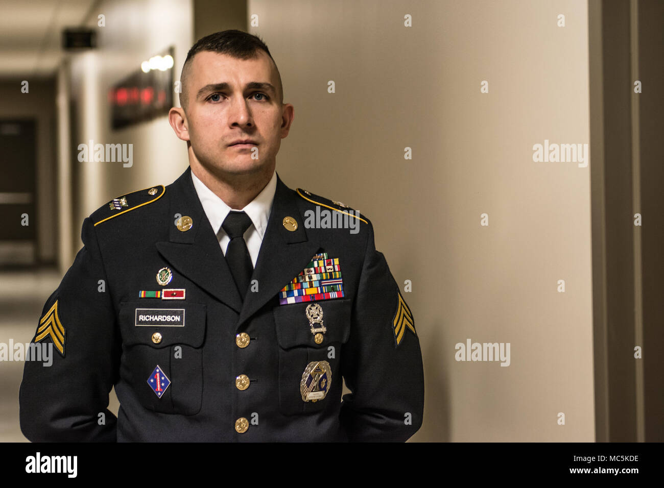 Le Sgt. David Richardson, de la 488e Compagnie de Police Militaire attend d'entrer dans la salle du conseil où il sera interviewé par trois sergents-commande et la cotation de ses réponses, uniforme, face à des mouvements, et remerciements, 6 avril 240e Institut régional de formation du régiment à Bangor. Il est en compétition dans le niveau de l'état de la concurrence meilleur guerrier. Les soldats dans cette compétition sont cueillies à la main à partir de plus de 2000 membres de dans le Maine Garde Nationale comme les meilleurs représentants de l'État a à offrir. Les gagnants de ce niveau se déplace sur le niveau régional de la concurrence. Maine (Nat de l'Armée Banque D'Images