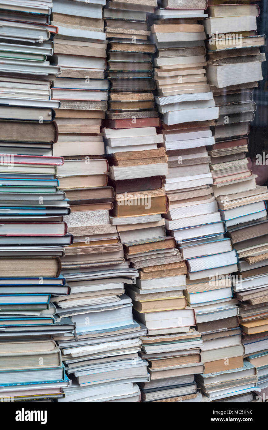Livres derrière la vitre. Close-up. Banque D'Images