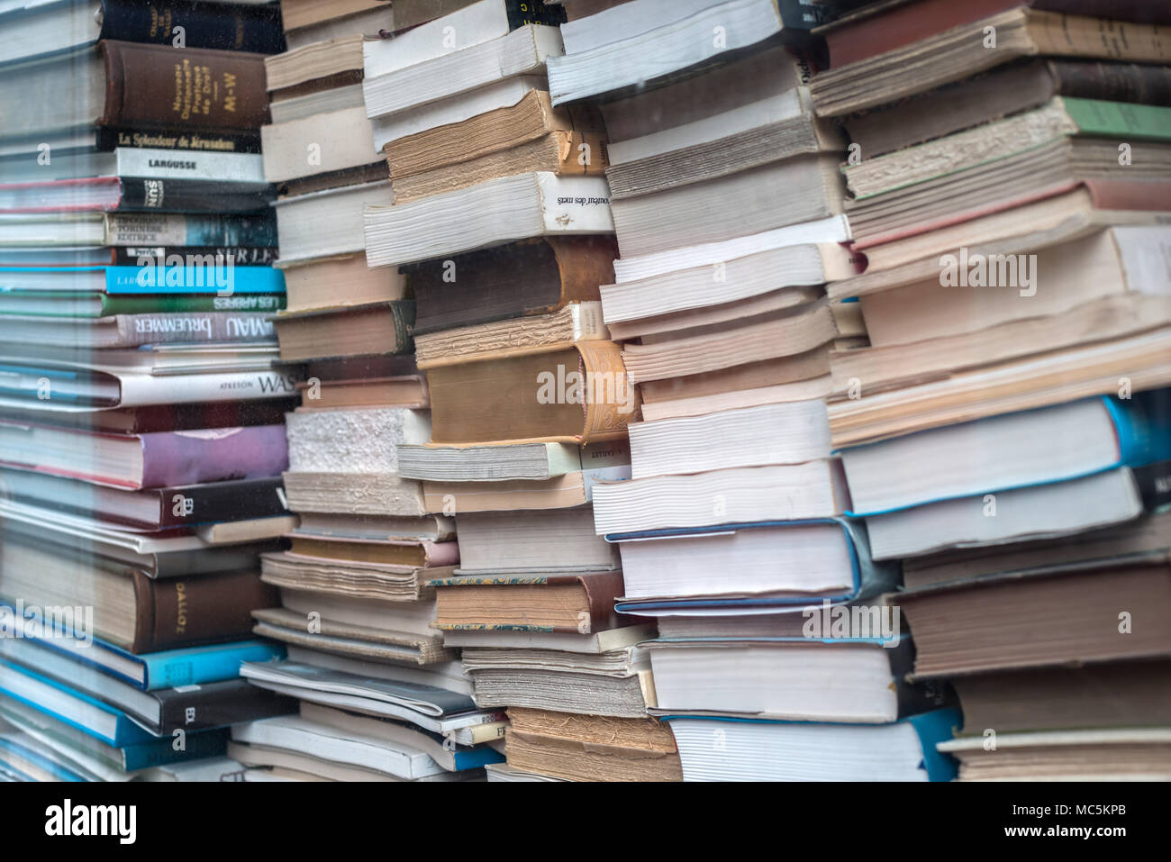 Livres derrière la vitre. Close-up. Banque D'Images