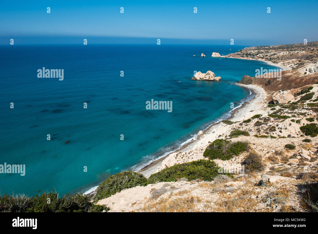 Rocher d'Aphrodite. Côte Rocheuse sur la mer Méditerranée à Chypre. Petra tou Roumiou est le lieu de naissance de la déesse Aphrodite Banque D'Images
