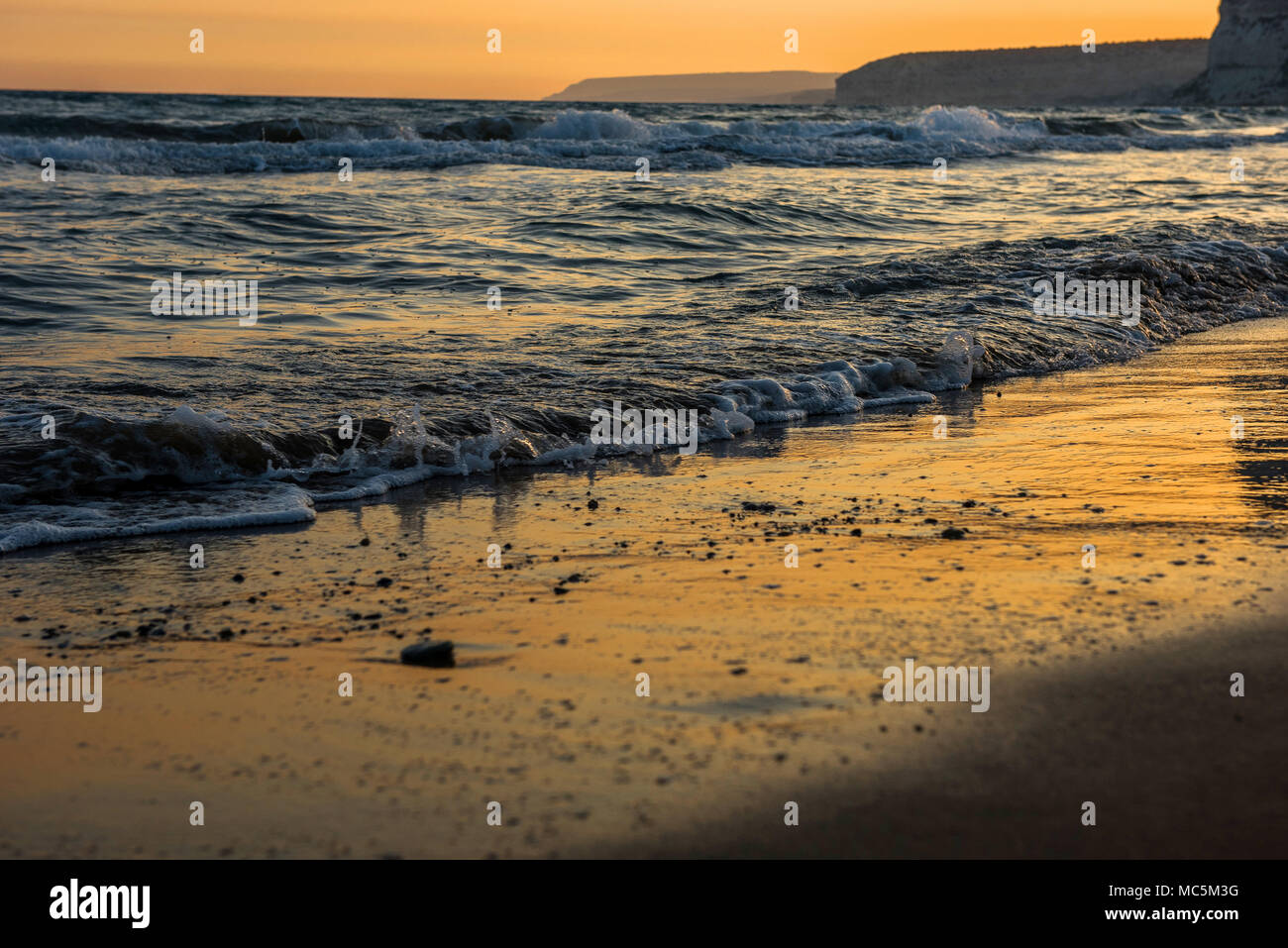 L'approche des vagues de sable pendant la golden sunset Banque D'Images