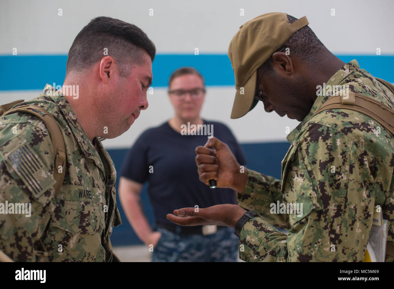 180407-A-YI894-0016 Puerto Barrios, GTM. (Avr. 07, 2018) Hospital Corpsman 1re classe Rick Ware, de Stockton, Californie, et de l'hôpital Corpsman 1re classe Adrain Weldon, de Greenville, Mississippi, ressemble à un moustique pour déterminer le sexe du Complejo Deportivo de Izabal à Puerto Barrios, Guatemala, le 07 avril 2018, pour la poursuite de promesse en 2018. Le Commandement Sud des forces navales des États-Unis/U.S. 4ème flotte a déployé une force d'exécuter la promesse continue à mener des opérations civiles et militaires y compris l'aide humanitaire, les missions de formation et de soins médicaux, dentaires et vétérinaires, de l'assistance dans un effort pour sh Banque D'Images