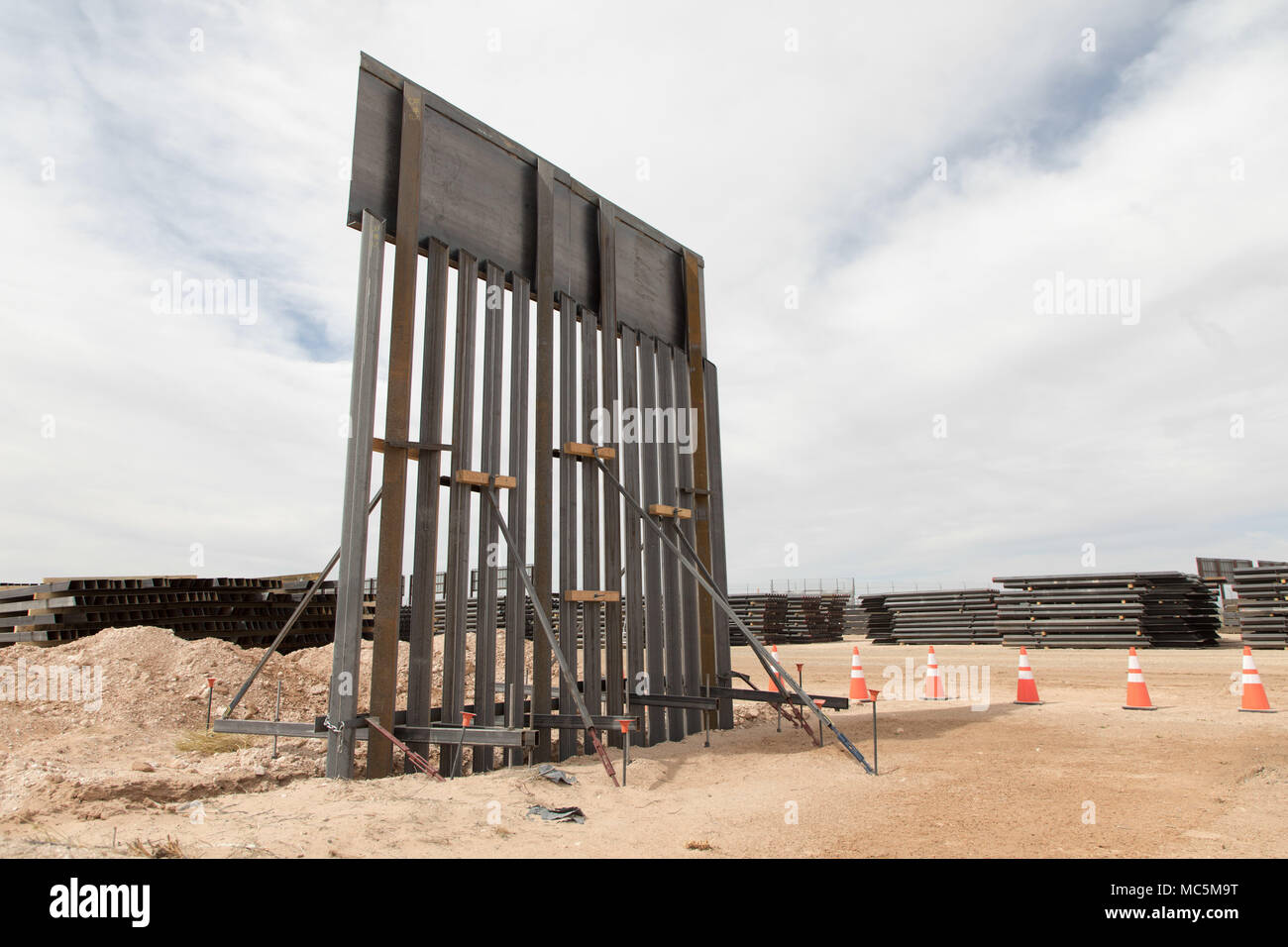 Le projet de remplacement du mur frontalier de Santa Teresa est une initiative des douanes et de la protection des frontières des États-Unis visant à améliorer l'infrastructure de la barrière frontalière près du port d'entrée de Santa Teresa au Nouveau-Mexique. L'aire de rassemblement comprenait des matériaux de construction et un exemple de mur de style borne à échelle illustrant la conception de remplacement. L'image d'archive enregistre la préparation du site et les composants structurels. Banque D'Images
