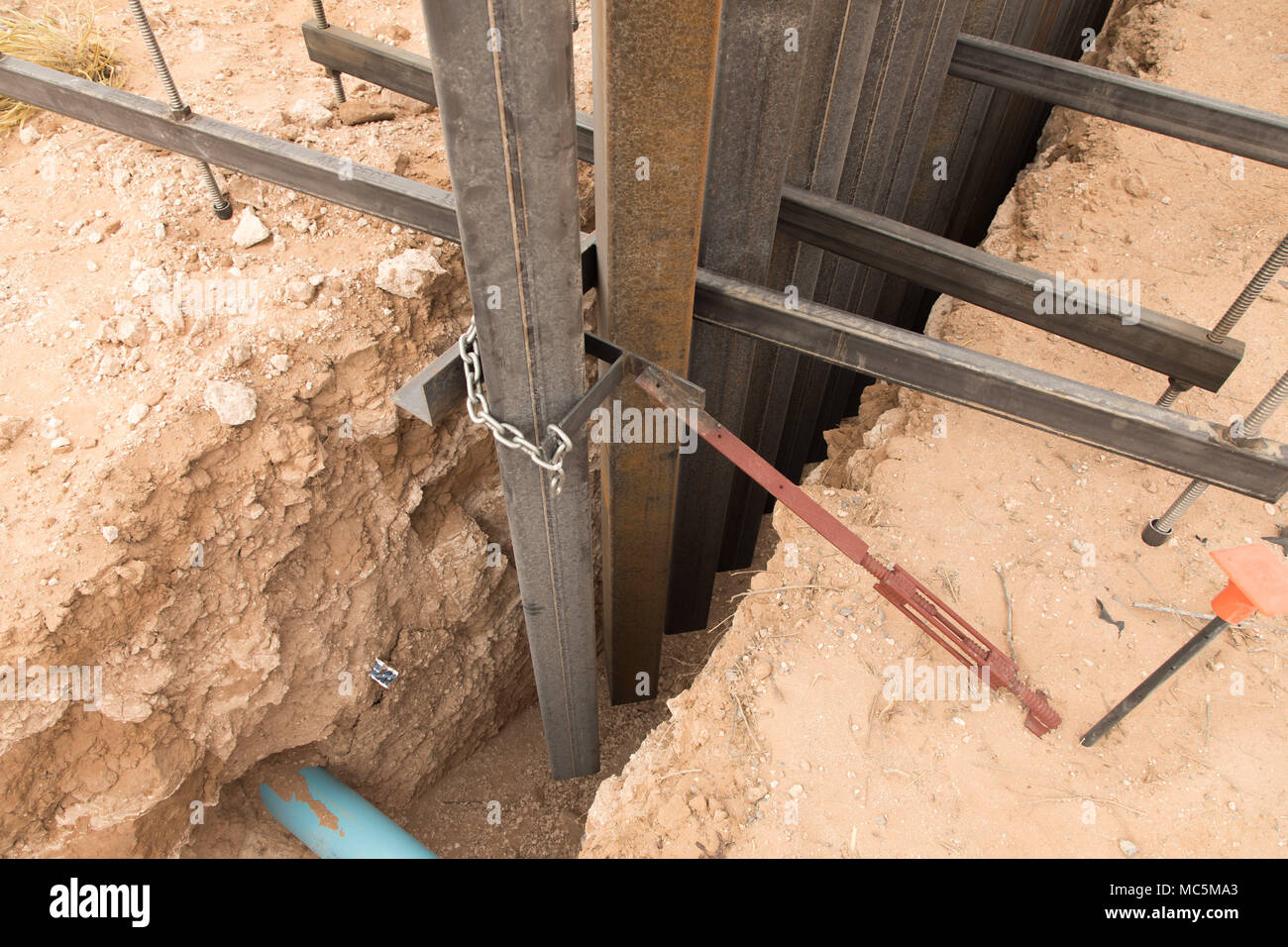 Le projet de remplacement du mur frontalier de Santa Teresa est une modernisation de l'infrastructure entreprise par le Service des douanes et de la protection des frontières des États-Unis près du port d'entrée de Santa Teresa au Nouveau-Mexique. Les équipes de construction organisaient les matériaux et présentaient un exemple de mur de style borne à l'échelle à l'emplacement de transit. L'image d'archive documente les composants de barrière et la préparation du site. Banque D'Images