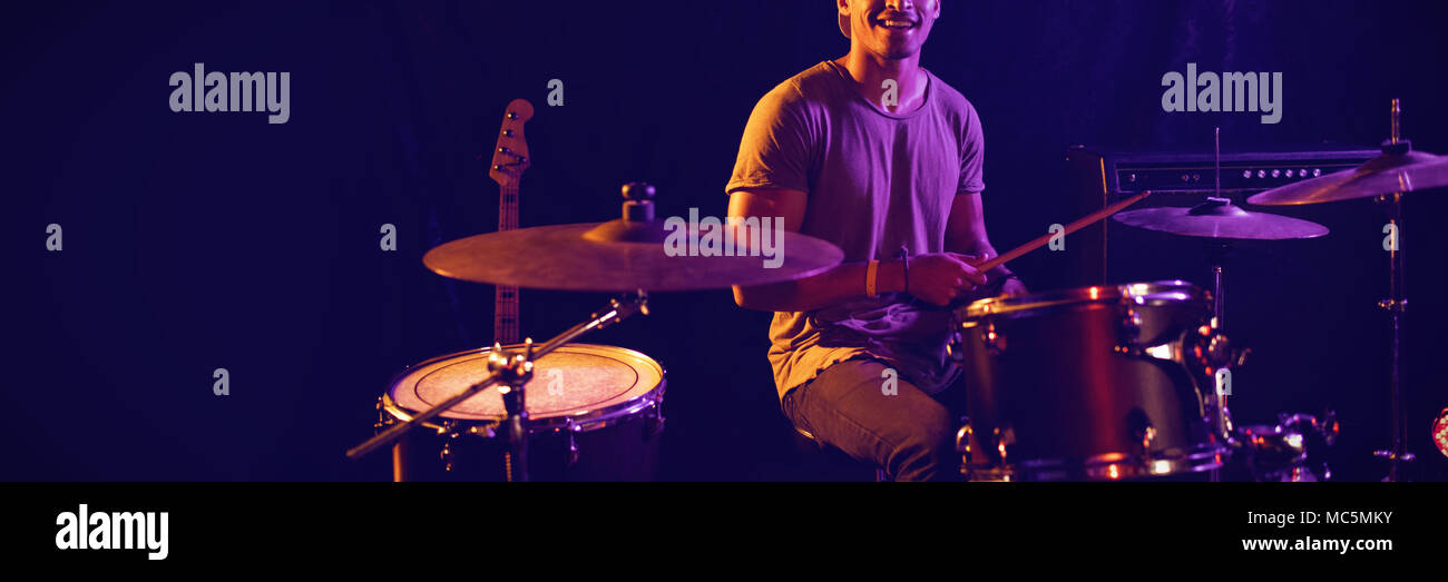 Portrait de drummer in nightclub Banque D'Images