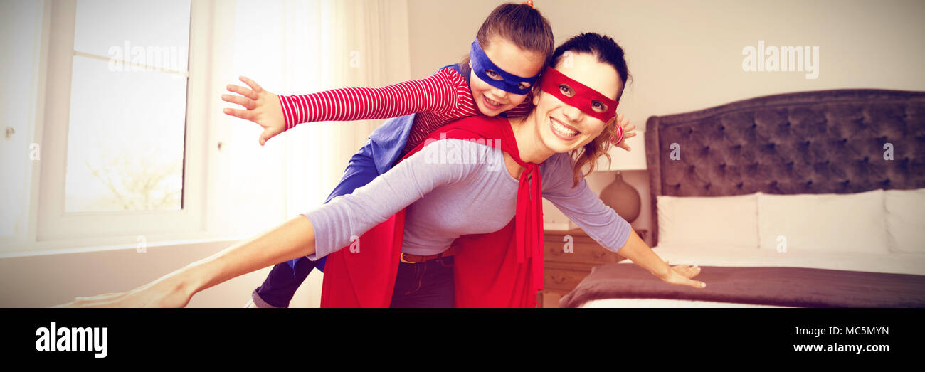 Mère et fille jouer superwoman Banque D'Images Mère et fille jouer superwoman Banque D'Images