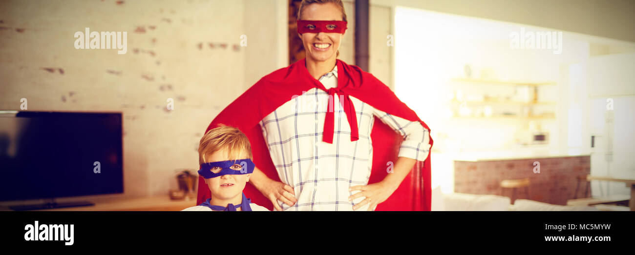 Mère et fils jouant en super héros Banque D'Images Mère et fils jouant en super héros Banque D'Images