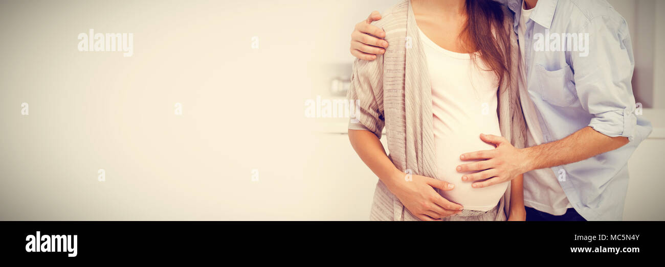 Man kissing his pregnant wife Banque D'Images