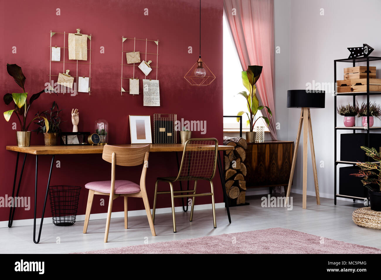 Lampe en bois et des plantes en rouge foncé home office interior avec chaise à 24 avec poster Banque D'Images