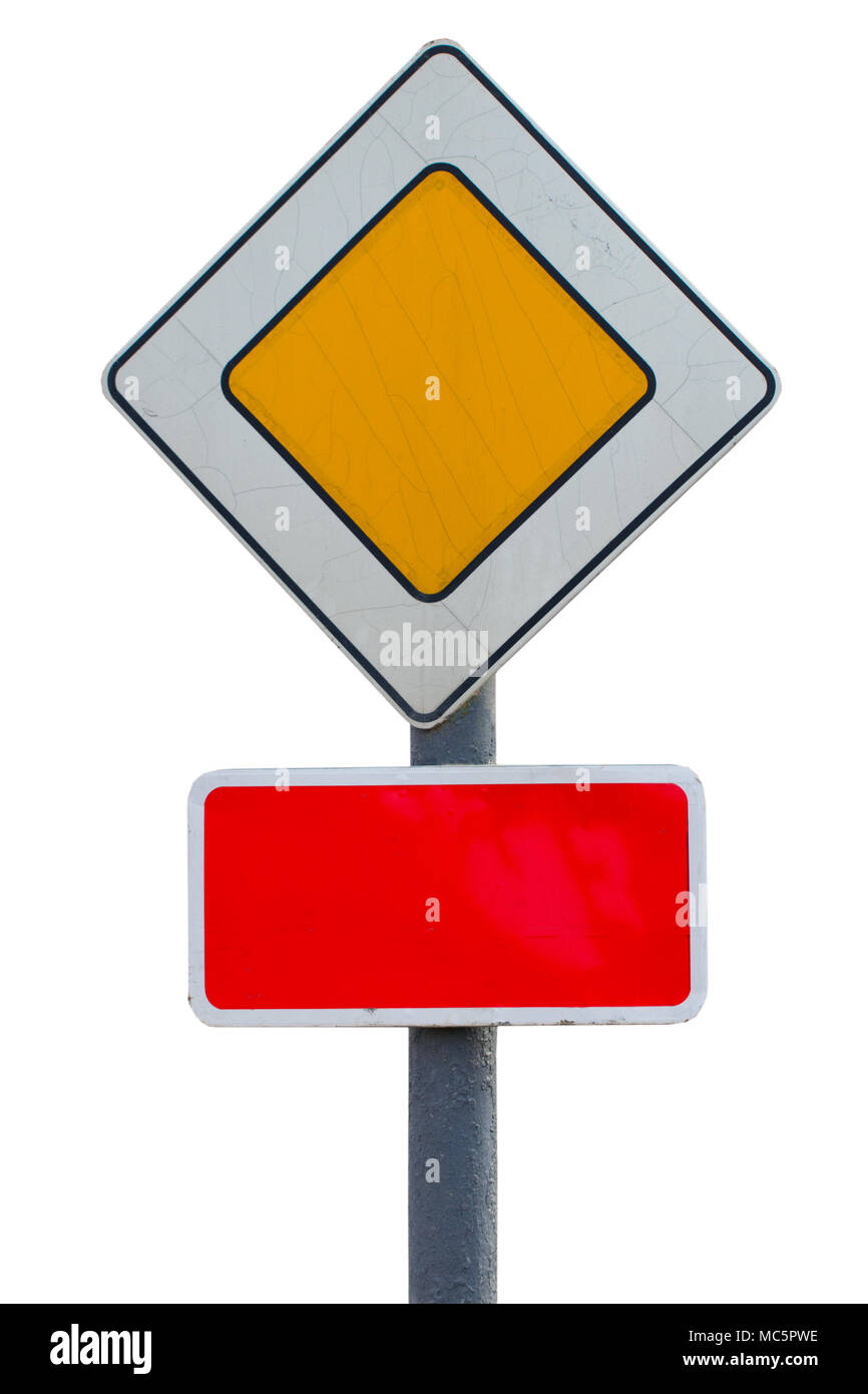Jaune blanc panneau routier ou les panneaux de circulation vide isolé sur  fond blanc Photo Stock - Alamy