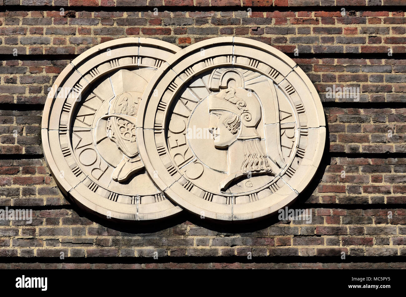 Londres, Angleterre, Royaume-Uni. Détail sur le mur de l'Saville Theatre - Art grec / Romain (1931 : Gilbert Bayes) [quelques dommages réparés numériquement] Banque D'Images