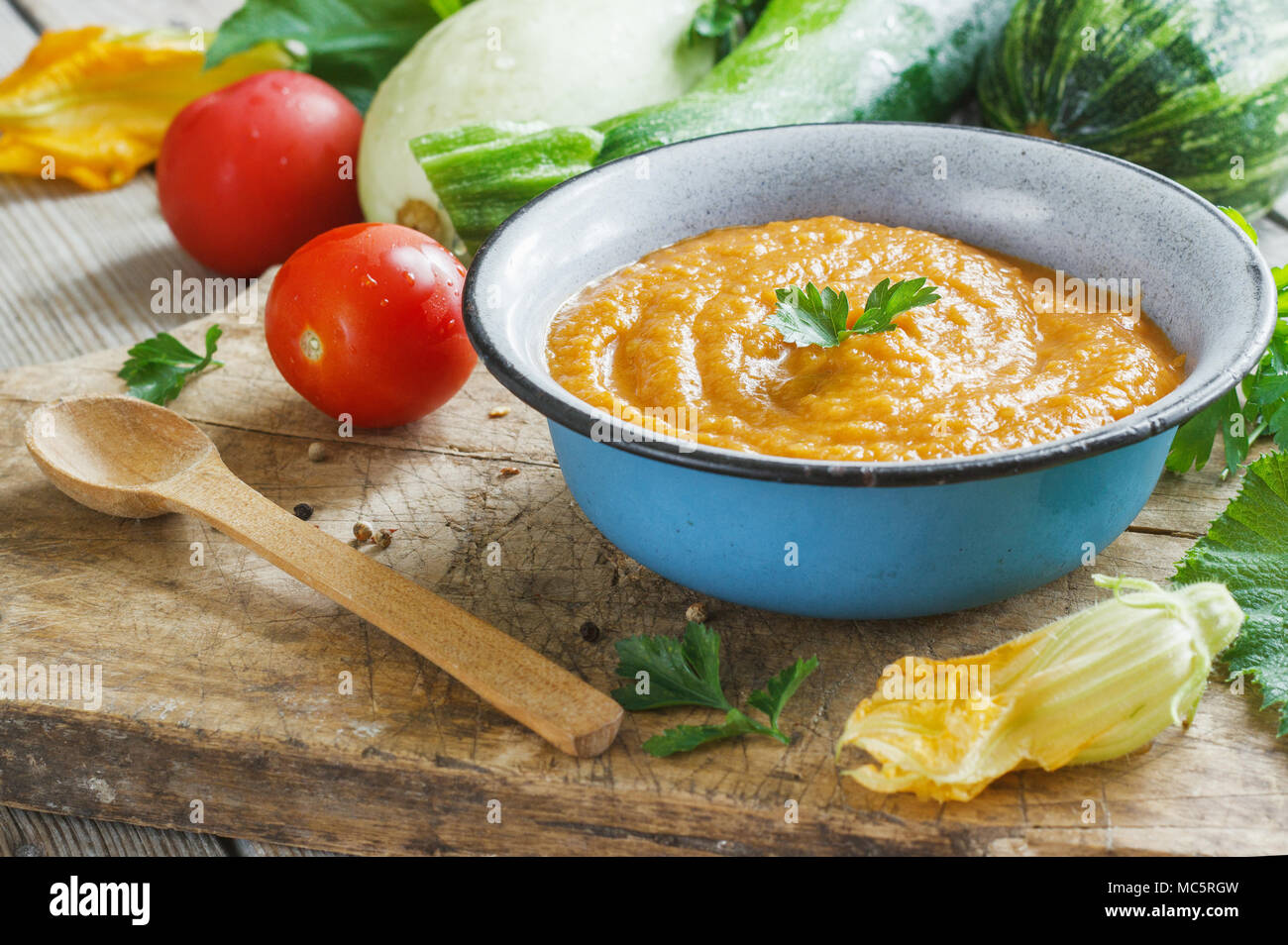 Caviar de squash avec la pâte de tomate et l'ail. Banque D'Images