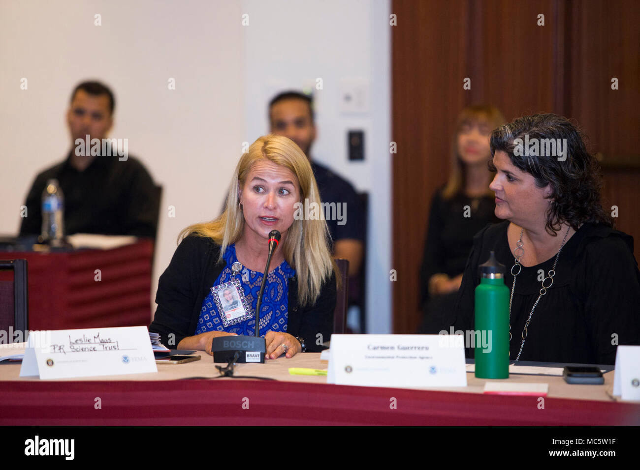 San Juan, Puerto Rico. 24 mars 2018 - Mme Leslie Maas de Puerto Rico Science Trust parle au cours de la réunion de l'équipe de solution dans le secteur de l'eau. Local, d'état et fédéraux se sont réunis pour discuter de solutions durables, l'innovation dans le bâtiment, et la redondance dans l'infrastructure de l'eau afin de soutenir le redressement de l'Porto Rico. Banque D'Images