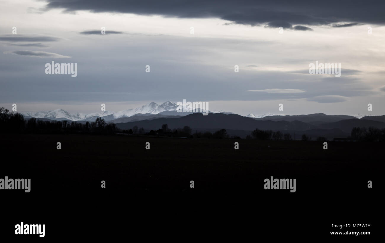 Au cours de la journée Moody enneigée de 'Twin Peaks' du Colorado : Long's Peak et le Mont Meeker. Comme on le voit près de Loveland, CO. Banque D'Images