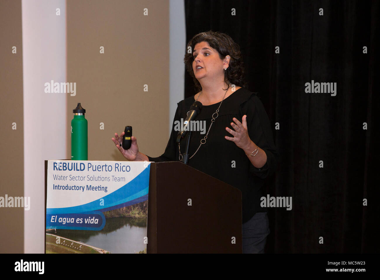 San Juan, Puerto Rico, 23 mars 2018--Carmen Guerrero de l'Environmental Protection Agency (EPA), parle au cours de la réunion de l'équipe de solution dans le secteur de l'eau. Local, d'état et fédéraux se sont réunis pour discuter de solutions durables, l'innovation dans le bâtiment, et la redondance dans l'infrastructure de l'eau afin de soutenir le redressement de l'Porto Rico. Banque D'Images