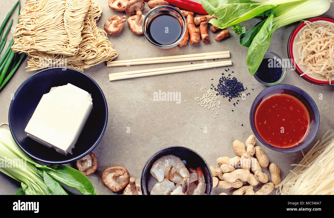 Ingrédients alimentaires asiatiques. Vue d'en haut. Chinois et thaï. Concept d'aliments asiatiques. Banque D'Images