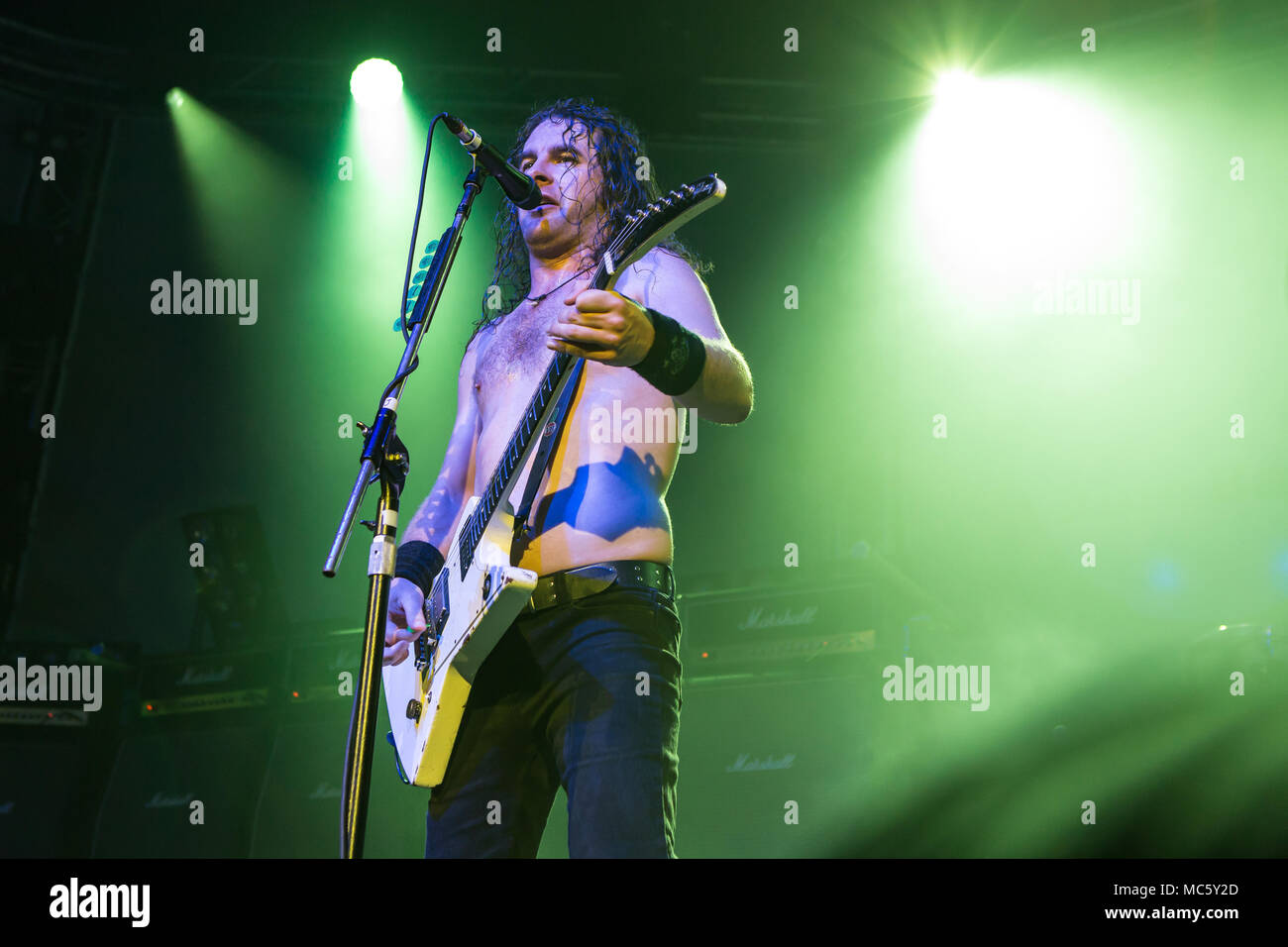 Le groupe de hard rock Airbourne live at the Blue Balls Festival de Lucerne, Suisse Joel O'Keeffe Banque D'Images