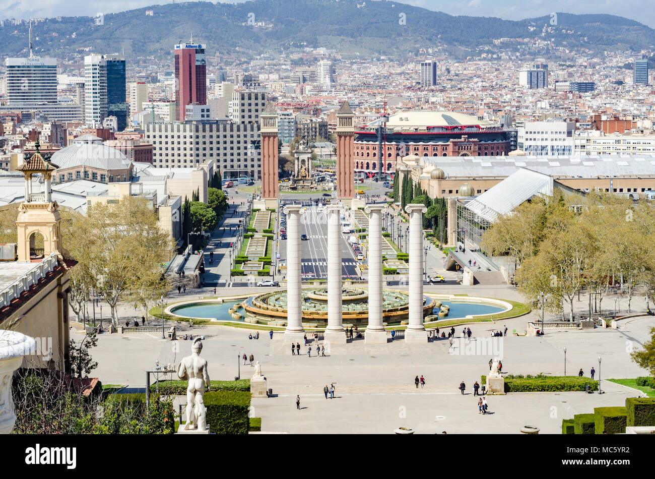 Une vue vers le bas Avinguda de la Reina Maria Cristina vers la Tours Vénitiennes à Barcelone, Espagne. Banque D'Images