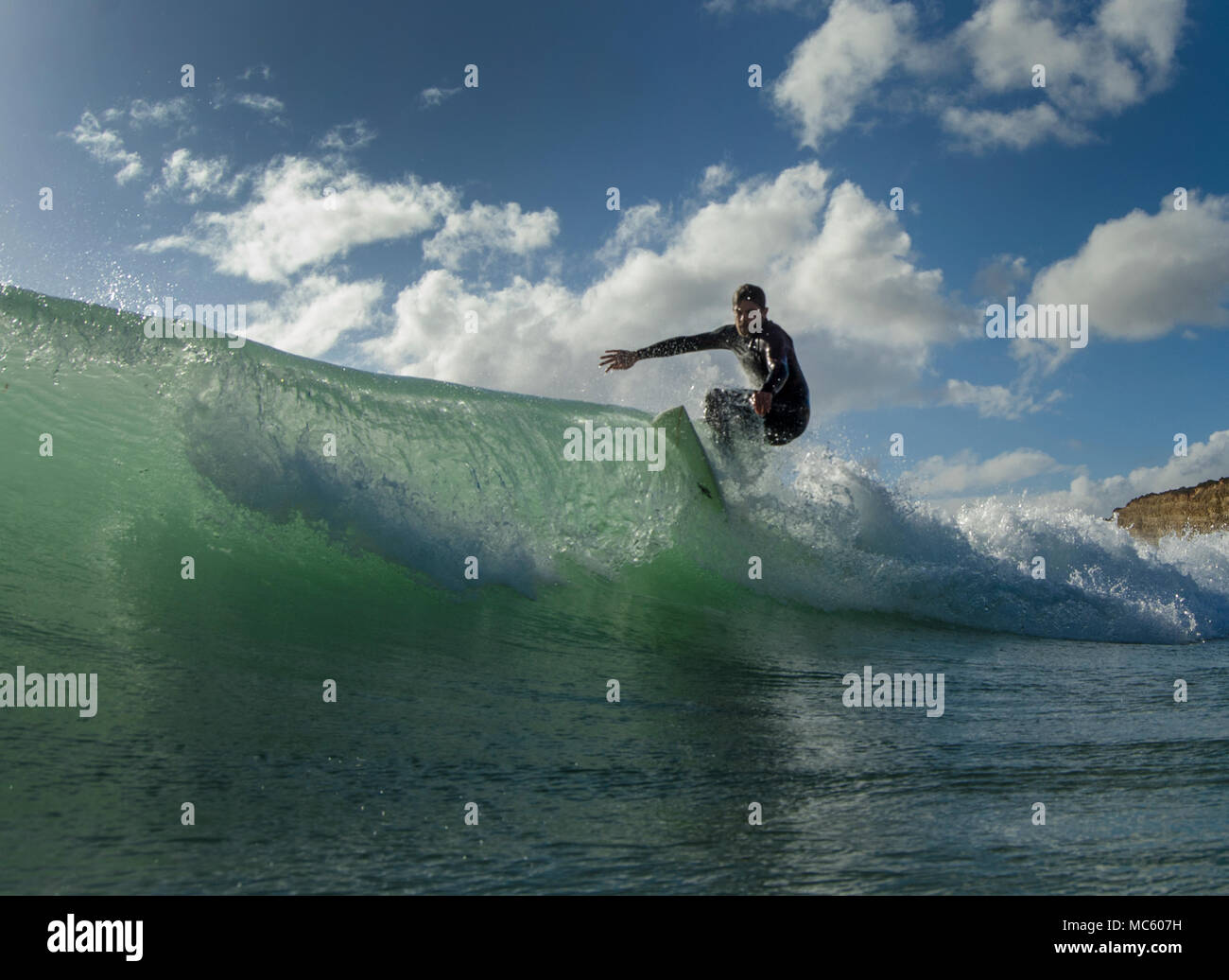 Surfeur en route pour un surf Banque D'Images