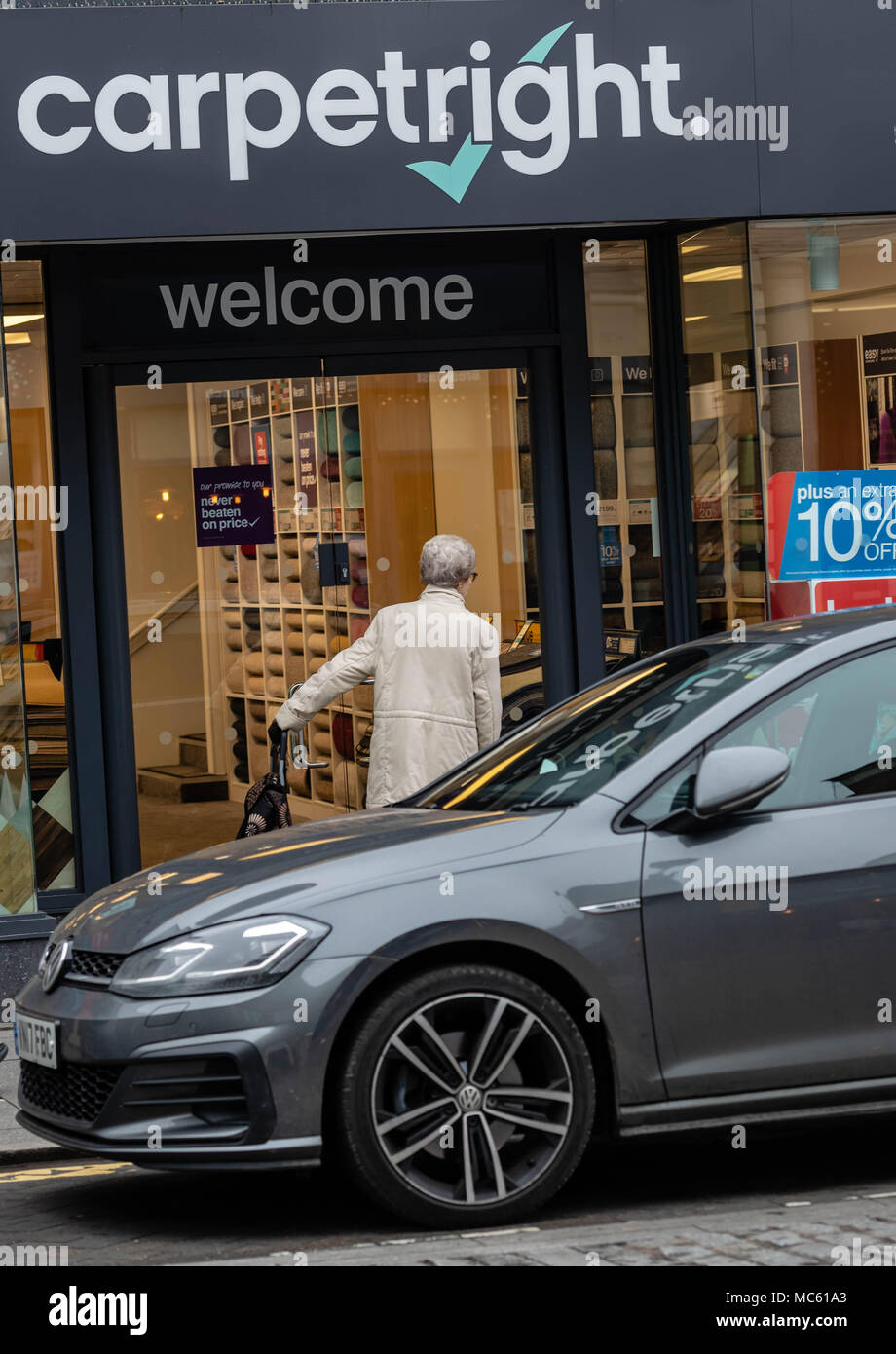 Carpetright dit que c'est la fermeture de 92 magasins et de couper 300 emplois dans le cadre d'un plan de restructuration. L'entreprise est la planification d'un arrangement volontaire de l'entreprise Banque D'Images