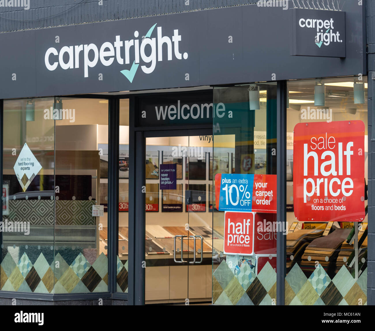 Carpetright dit que c'est la fermeture de 92 magasins et de couper 300 emplois dans le cadre d'un plan de restructuration. L'entreprise est la planification d'un arrangement volontaire de l'entreprise Banque D'Images