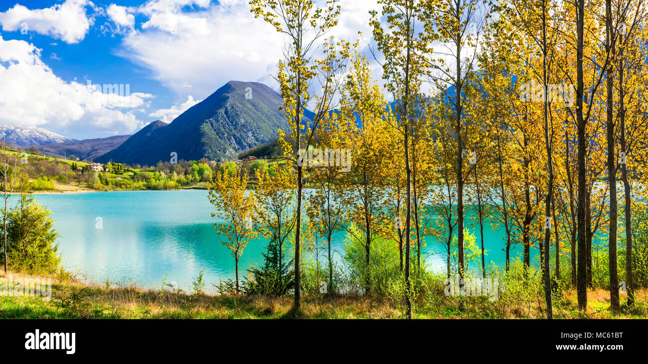 Impressionnant Castel San Vincenzo lake,vue panoramique,Isernia, Molise, Italie. Banque D'Images