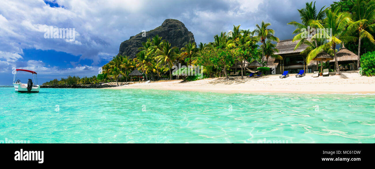 Belle plage Le Morne,avec vue sur la mer d'azur,palmier,la montagne et l'île Maurice. Banque D'Images