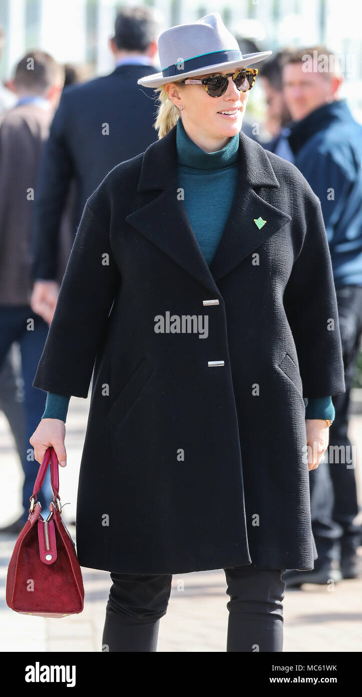 Cheltenham Festival 2018 - Jour 1 - Zara Tindall arrive pour le jour d'ouverture du Festival portant un sac à main en vedette : Paul Costello Zara Tindall, Zara Phillips Où : Cheltenham, Royaume-Uni Quand : 13 Mar 2018 Crédit : John Rainford/WENN.com Banque D'Images