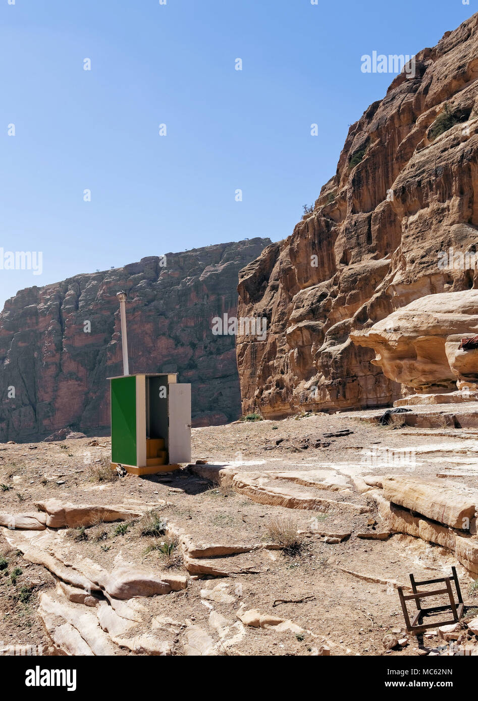 Équipements en Chambre toilettes mobiles mis en place pour les touristes en route vers le grand monument Deir Ad à Petra, Wadi Musa, Jordanie, Moyen-Orient Banque D'Images