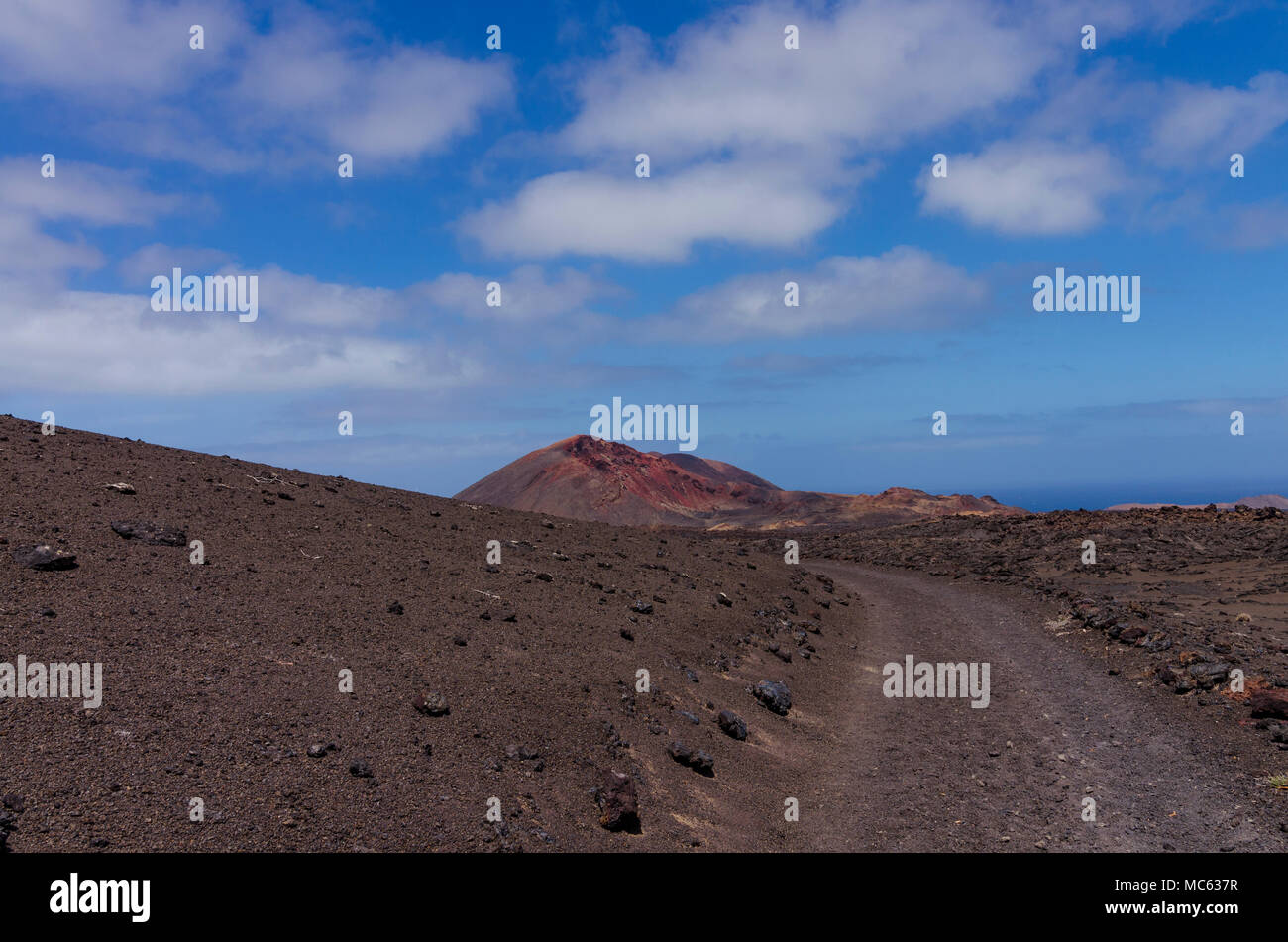 Cône volcanique dans le Parc National de Timanfaya à Lanzarote, îles Canaries. Un sentier de randonnée à travers le champ de lave et paysage Banque D'Images