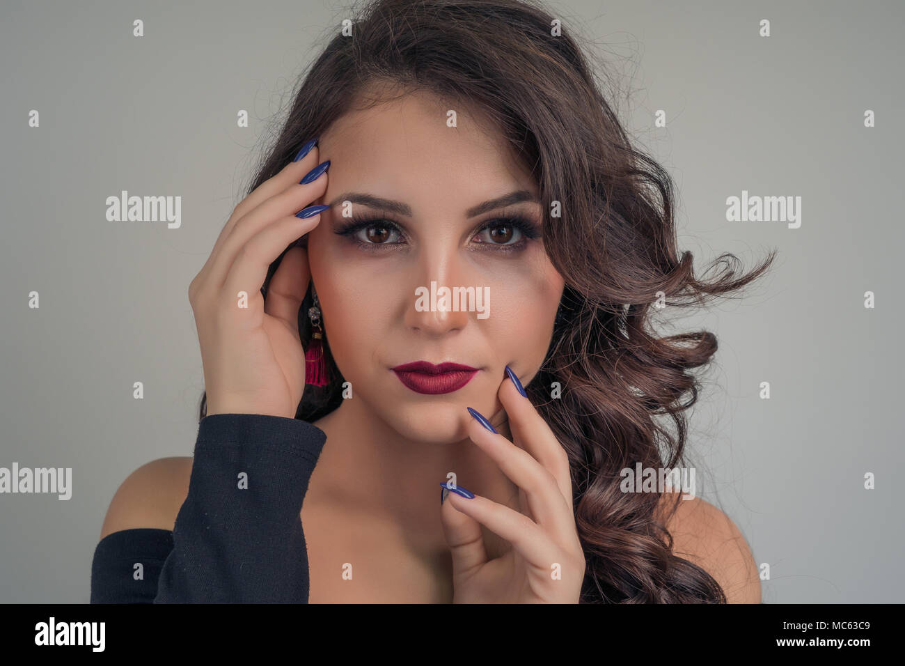 Portrait d'une belle femme multi-ethnique avec des cheveux bouclés Banque D'Images
