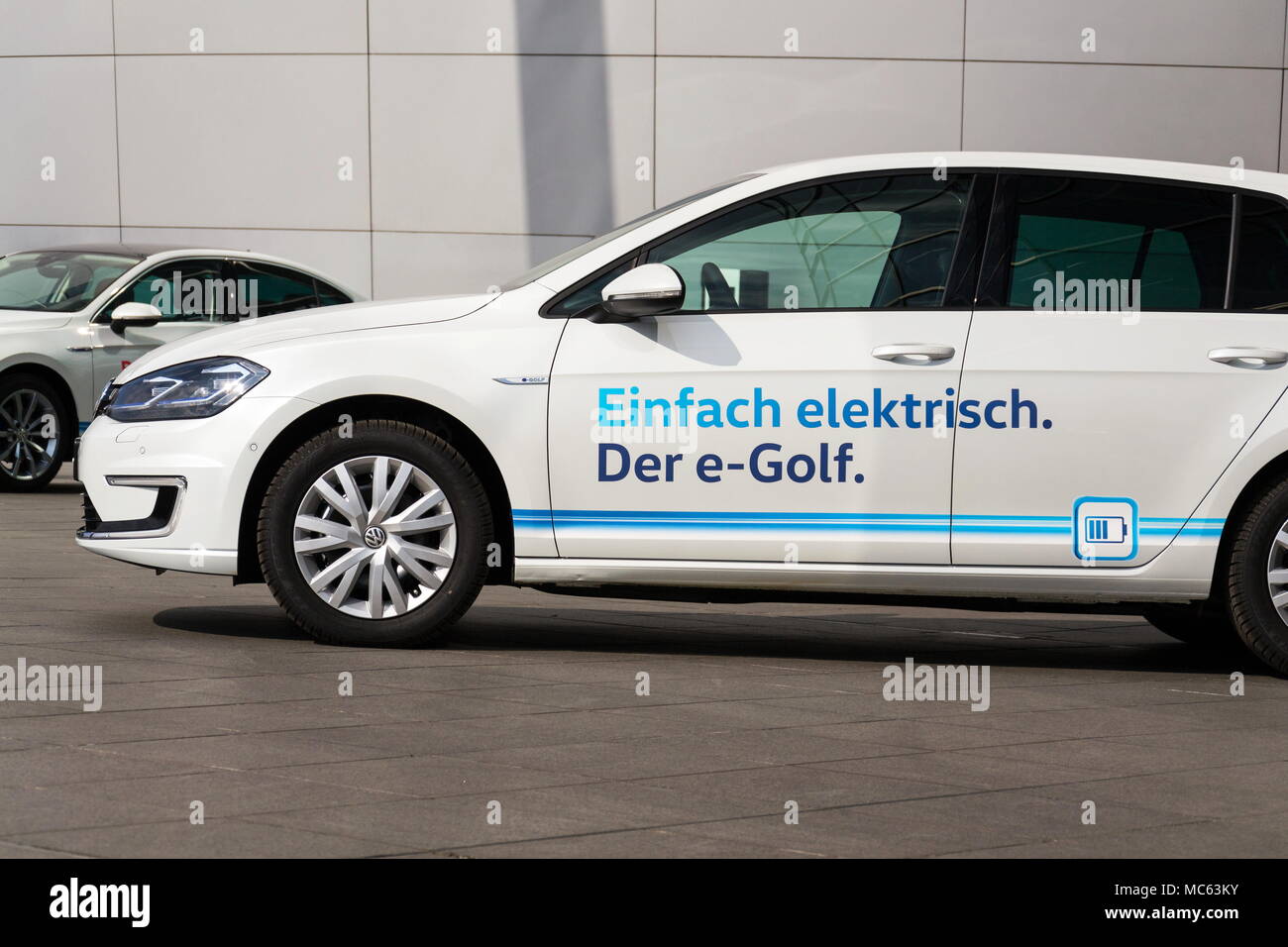 Dresde, Allemagne - 2 avril 2018 : Plug-in Hybrid Volkswagen e-Golf La voiture électrique se distingue par un point de recharge en face de l'Glaserne Manufaktur Banque D'Images